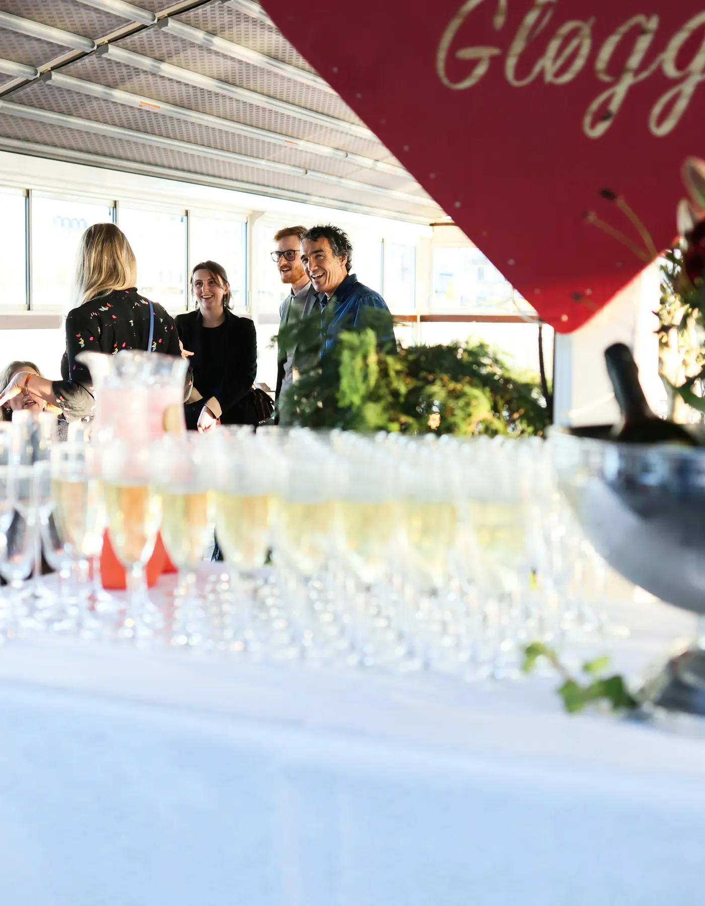 Soirée d’anniversaire premium avec table élégante et lumière chaude