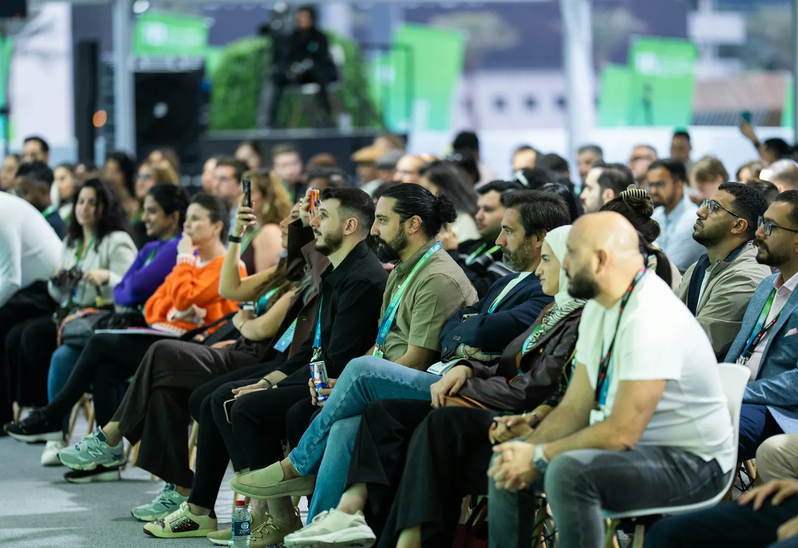 Audience de conférence professionnelle dans une ambiance prestige