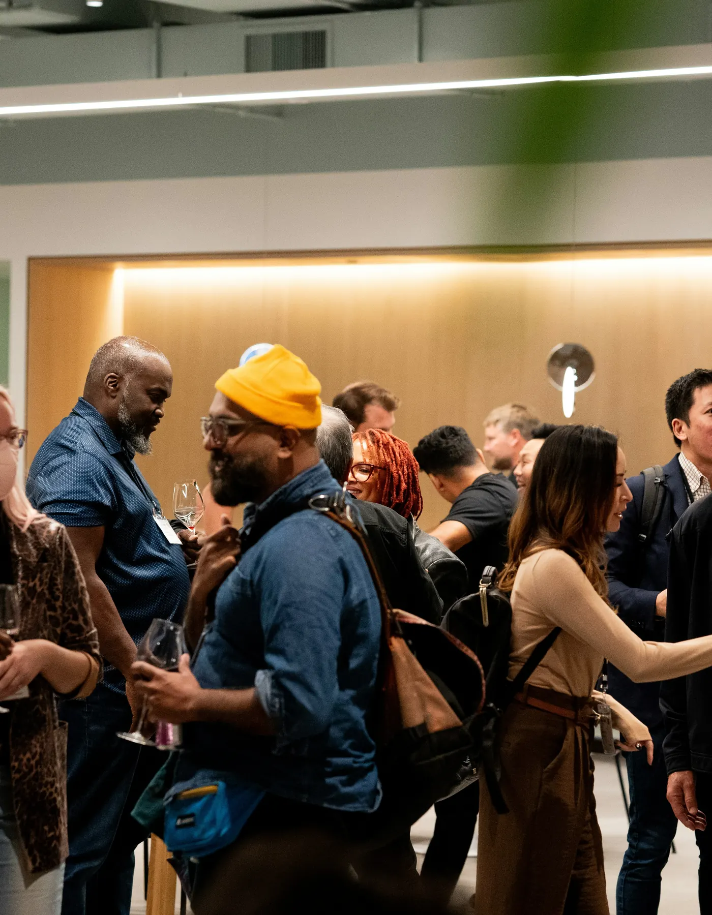 Networking professionnel premium en lumière chaude