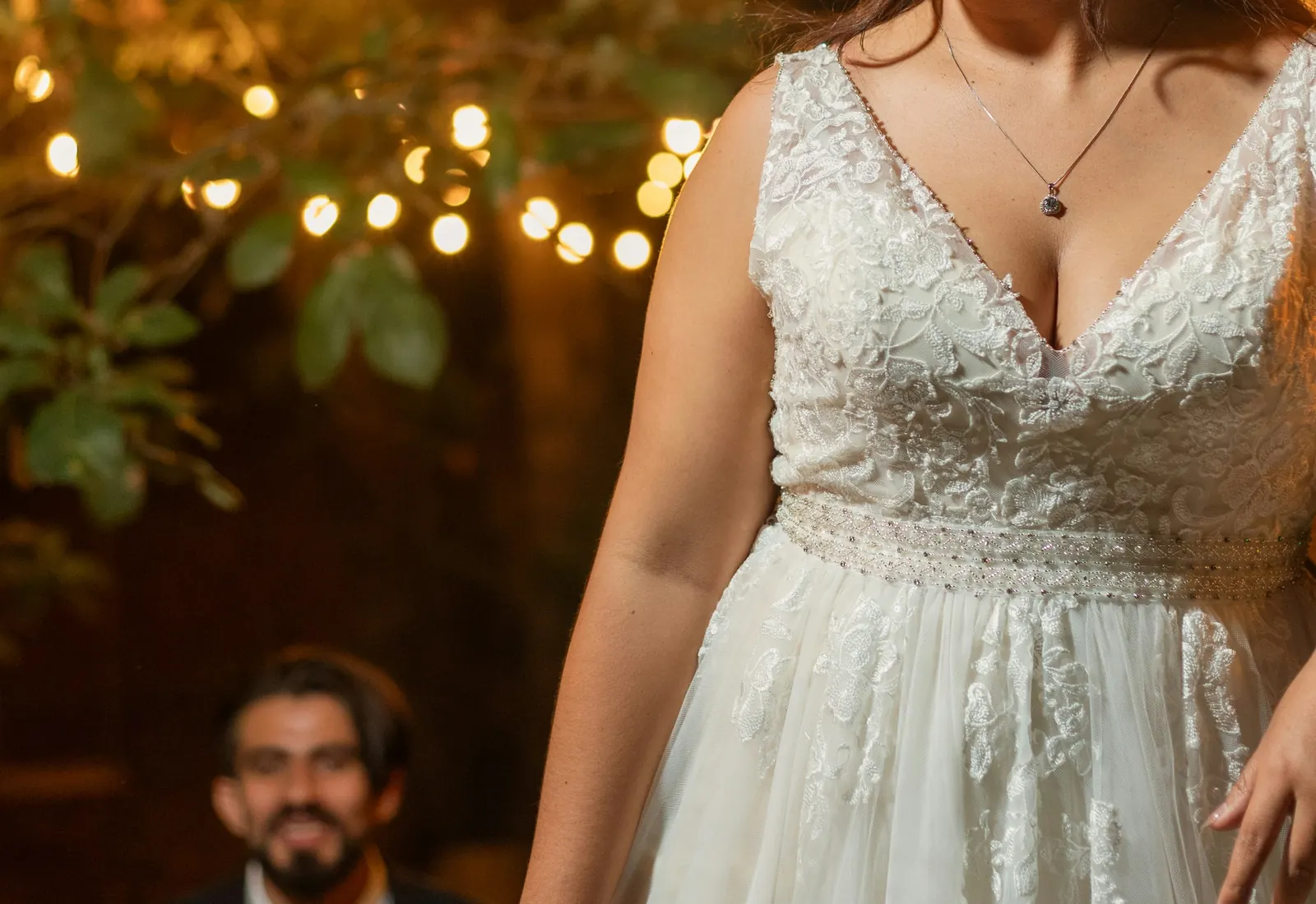 Mariage élégant avec réception lumineuse et ambiance dorée
