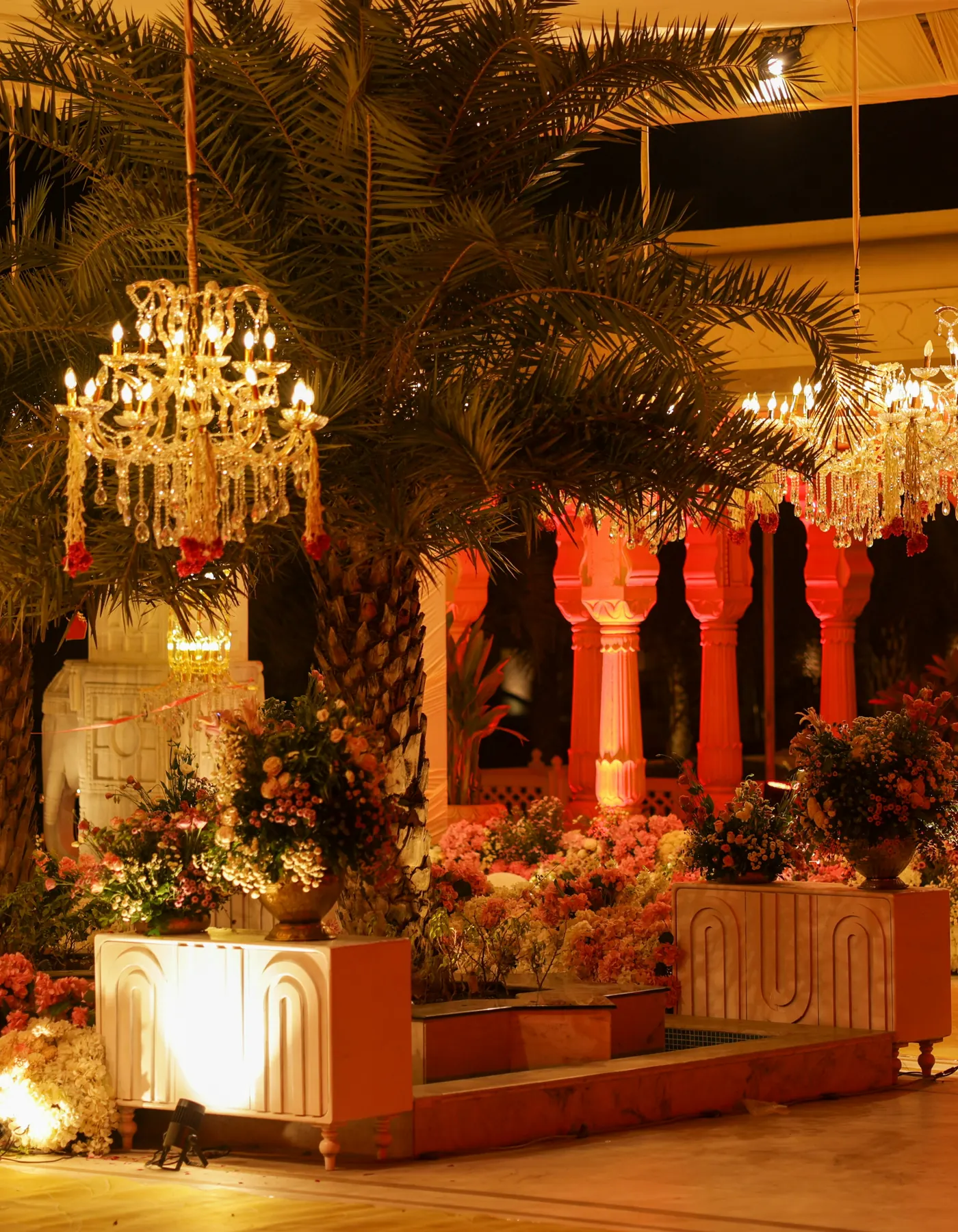 Cérémonie de mariage haut de gamme en lumière chaude